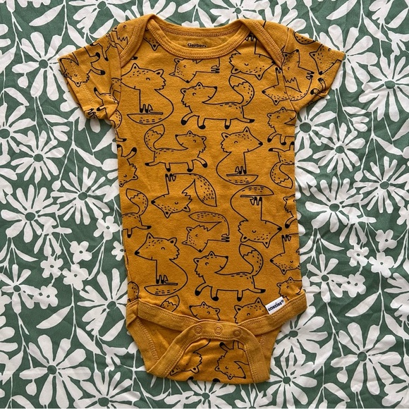 Gerber Onesie Infant Bodysuit Yellow Fox Pattern Gender neutral 3-6 months - Picture 1 of 6